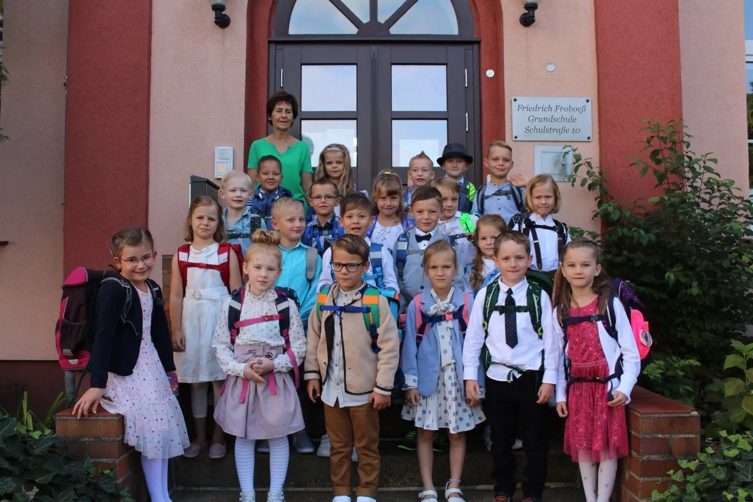 Einschulungstag: Die erste Klasse der Friedrich-Froboeß-Grundschule in Weißwasser mit Lehrerin Anke Krahl am 4. September 2021