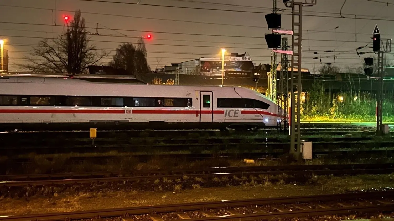 Ein ICE ist in Cottbus gesichtet worden. Doch das neue Bahnwerk soll erst in 2024 in Betrieb gehen. Gibt es einen Zusammenhang?