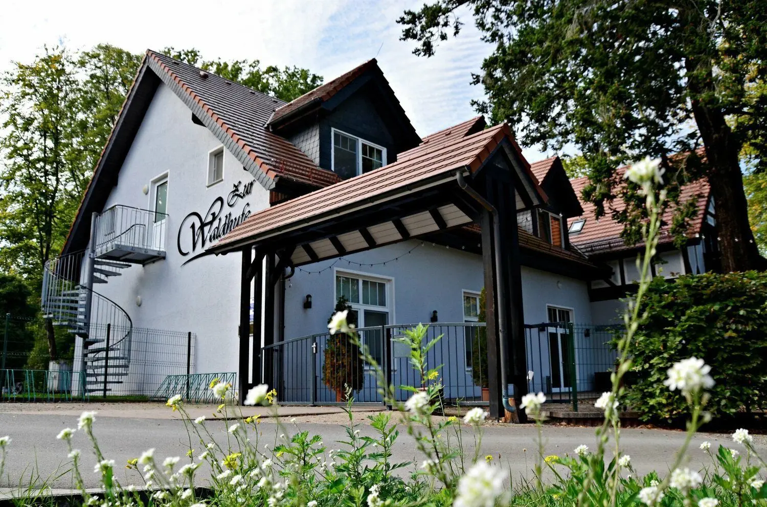Blick auf das Hotel und Restaurant „Zur Waldhufe“.
