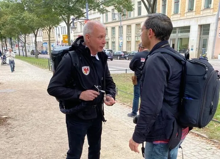 Thomas Rimpel zapft auch am Sonntag in Halle Finsterwalder Bier aus seinem Rucksack – kostenlos und inklusive Werbung für Brandenburg.