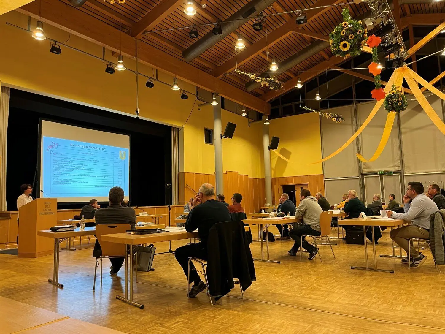 Kämmerin Marion Casper stellt in der Stadtverordnetenversammlung den Haushalt für Falkenberg vor.