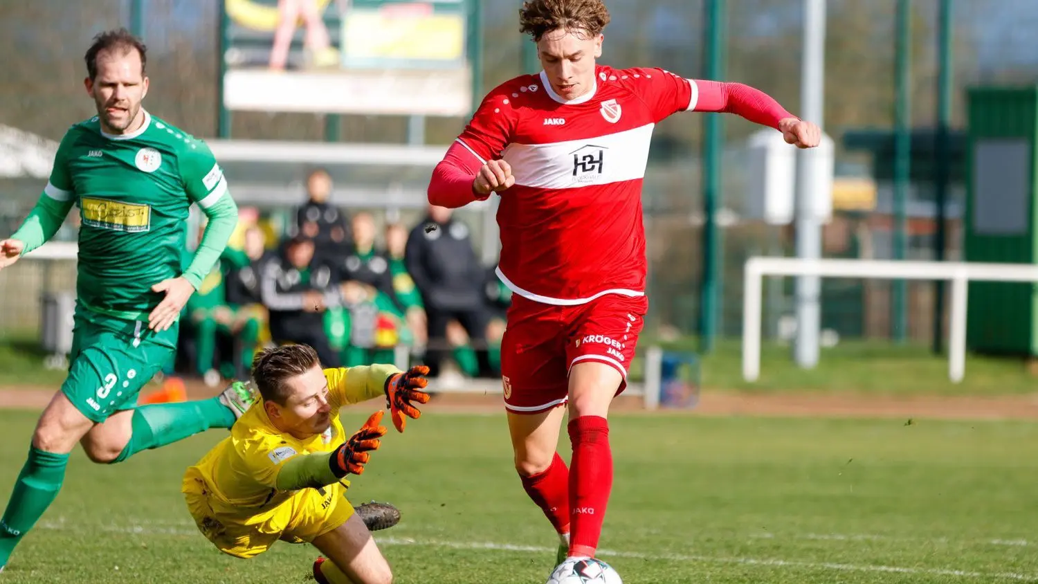 Tim Heike (r.) setzt sich in dieser Szene energisch gegen Torhüter Kai Spangenberg vom Werderaner FC durch.