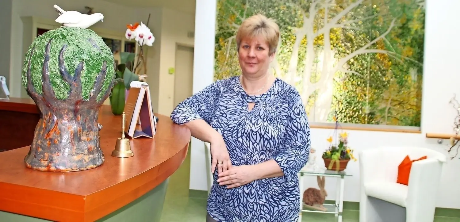 Sylvia Finsterbusch leitet das vor zehn Jahren eröffnete Hospiz Friedensberg in Lauchhammer.⇥