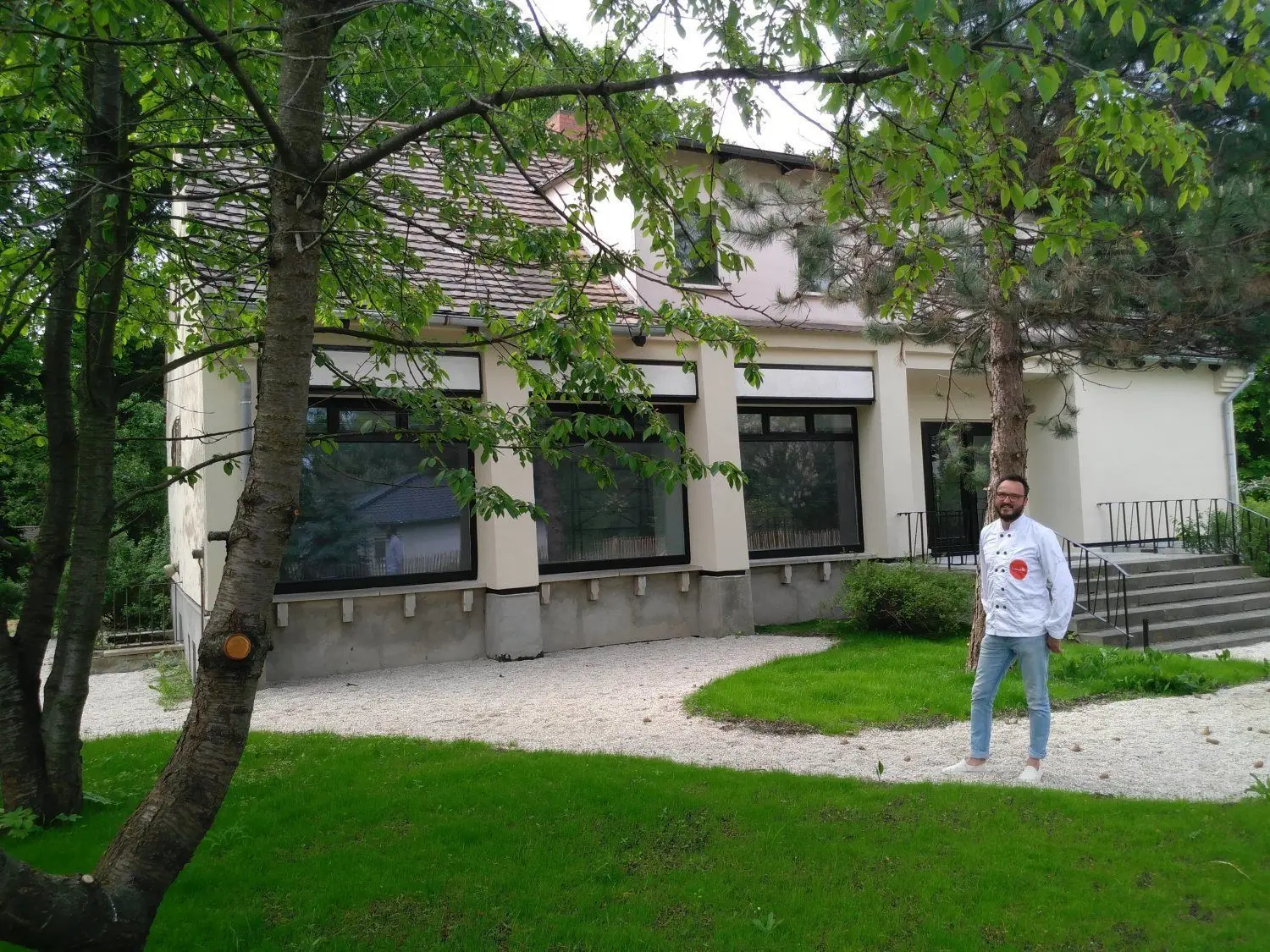 Jörg Thiele vom Restaurant Schloss Beuchow vor dem neuen (alten) Landwarenhaus in Groß Beuchow. Inzwischen ist die Außenfassade weitestgehend fertiggestellt. Der Eingangsbereich sieht durch die Grünpflanzungen und die großen Fenster schon recht ansehnlich aus.
