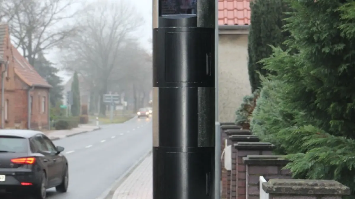 In Bluno steht an der B 156 eine neue Blitzersäule. In diesem Jahr schießt sie noch keine teuren Bilder.
In Bluno steht an der B 156 eine neue Blitzersäule. In diesem Jahr schießt sie noch keine teuren Bilder.