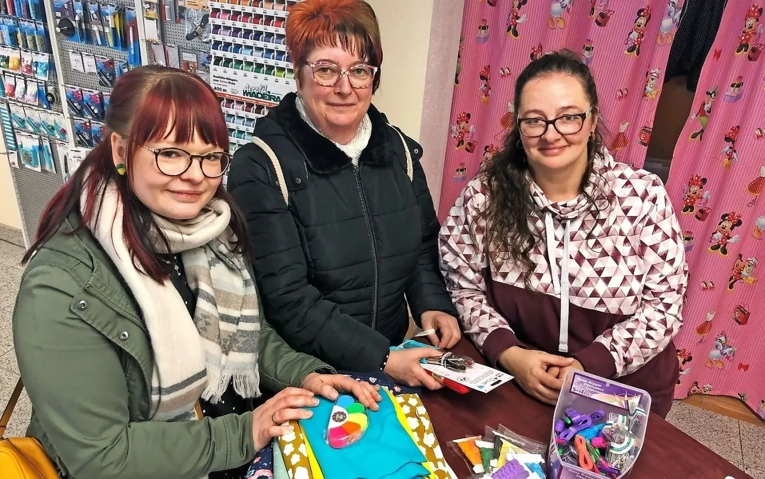 Inhaberin Andrea Seibt (r.) mit Kundschaft aus Hoyerswerda an ihrer Ladentheke. Katrin Seidel und Ulrike Noack (l.) sind sich einig: Dieses Fachgeschäft ist ein Zugewinn für die Stadt.