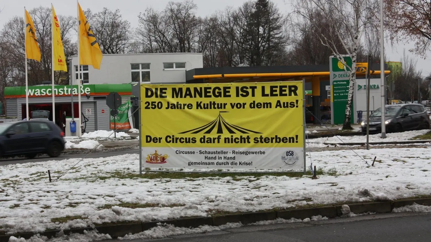 Der Aufsteller an der Lipezker Straße weist auf die Zirkus-Situation hin, unterstützt vom Verband Deutscher Zirkusunternehmen und dem Deutschen Schaustellerbund.