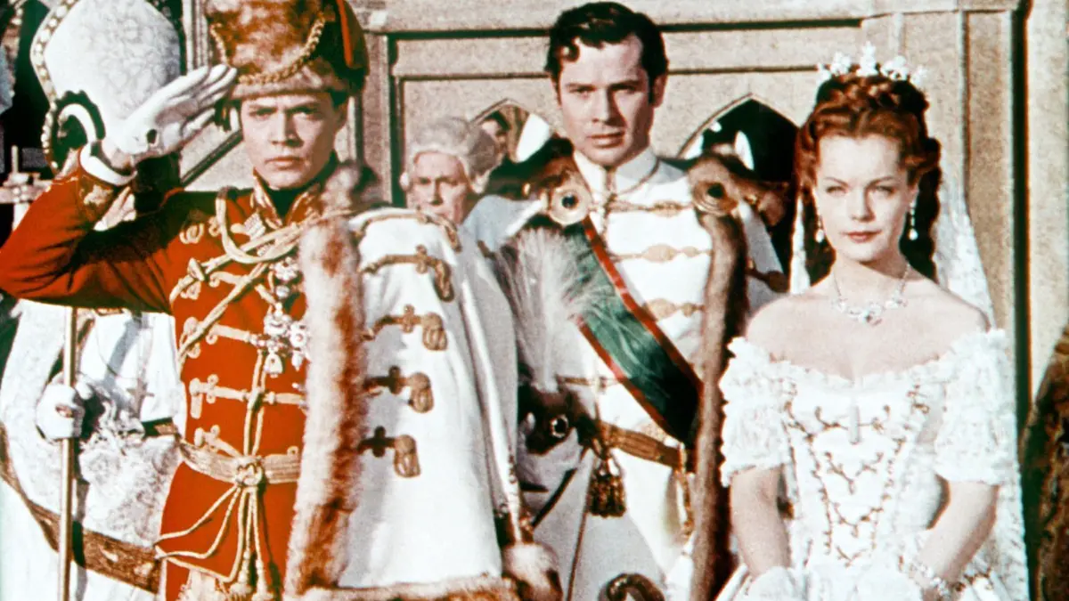 Kaiser Franz Josef von Österreich (Karlheinz Böhm, M.) hat Prinzessin Sissi (Romy Schneider) geheiratet, Graf Andrassy (Walter Reyer) fungierte als Trauzeuge in einer Szene des Films „Sissi, die junge Kaiserin“. Die „Sissi“-Filme sind am Ostersonntag im rbb-Fernsehen zu sehen.
HANDOUT - 25.12.2020, ---: Kaiser Franz Josef von Österreich (Karlheinz Böhm, M) hat Prinzessin Sissi (Romy Schneider) geheiratet, Graf Andrassy (Walter Reyer) fungierte als Trauzeuge in einer Szene des Films "Sissi, die junge Kaiserin" (undatierte Aufnahme). Auch dieses Jahr läuft er wieder an Weihnachten im Fernsehen - am 25.12.2020 in der ARD. (zu dpa "65 Jahre «Sissi» mit Romy Schneider: Der perfekte Kitsch") Foto: ARD/Degeto /dpa - ACHTUNG: Honorarfrei - Nur zur redaktionellen Verwendung im Zusammenhang mit einer Berichterstattung über den Film im ARD-Weihnachtsprogramm 2020 und nur mit vollständiger Nennung des vorstehenden Credits +++ dpa-Bildfunk +++