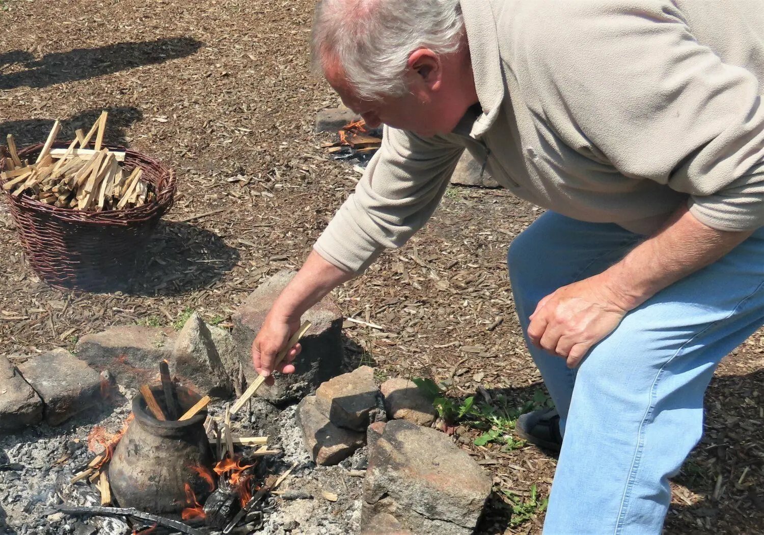 Nicht ausgehen darf das Feuer im Ofen.