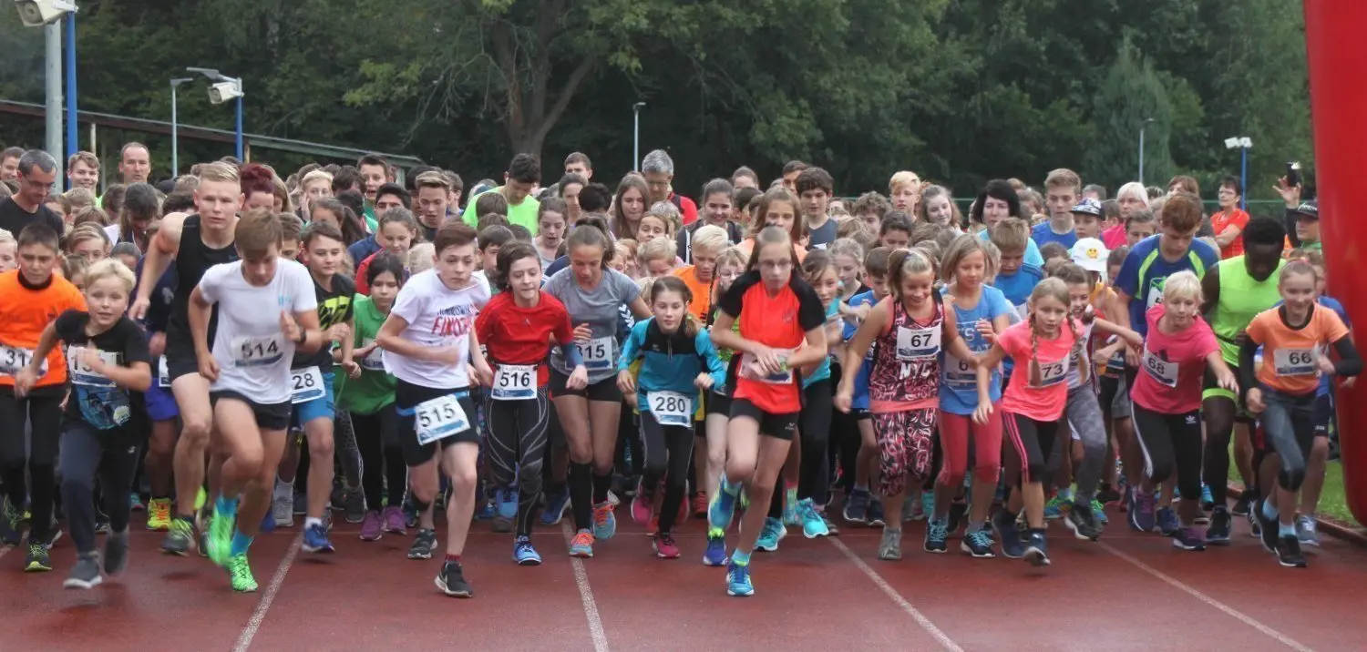 Auf solche Starterfelder wie 2017 hier zum Minimarathon hoffen die Organisatoren des Finsterwalder Dutzend auch im September 2019. ⇥