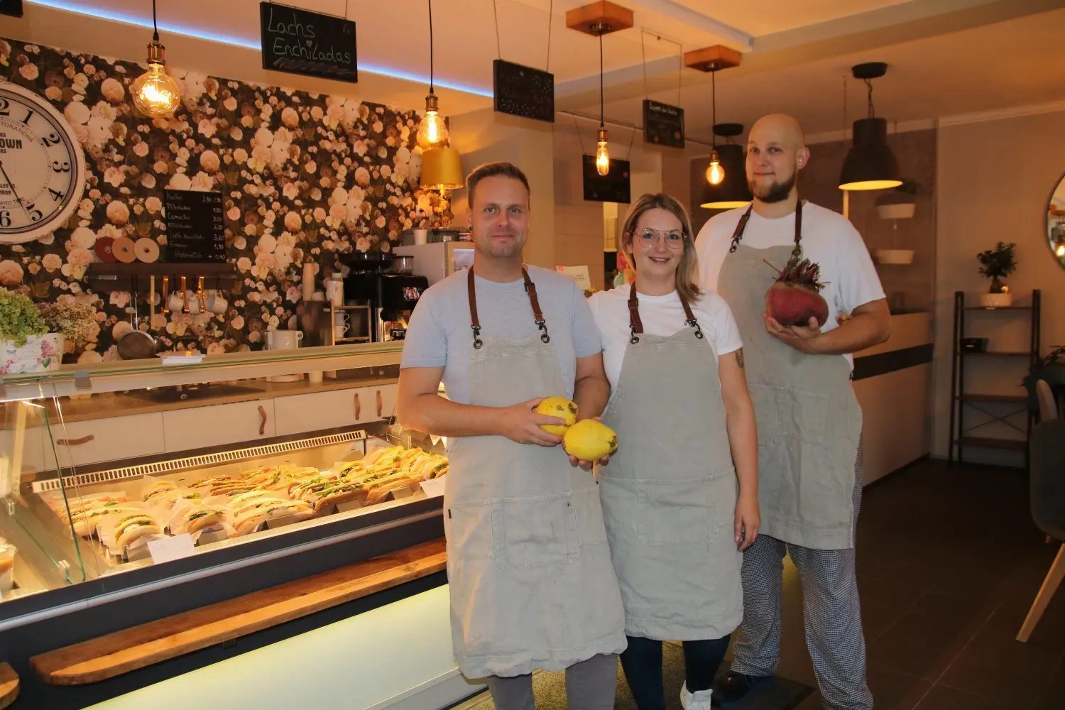 Das Team des Herzallerliebst: Marcel Handschick, Rebecca Sacco und Koch Martin Plonka (r.).