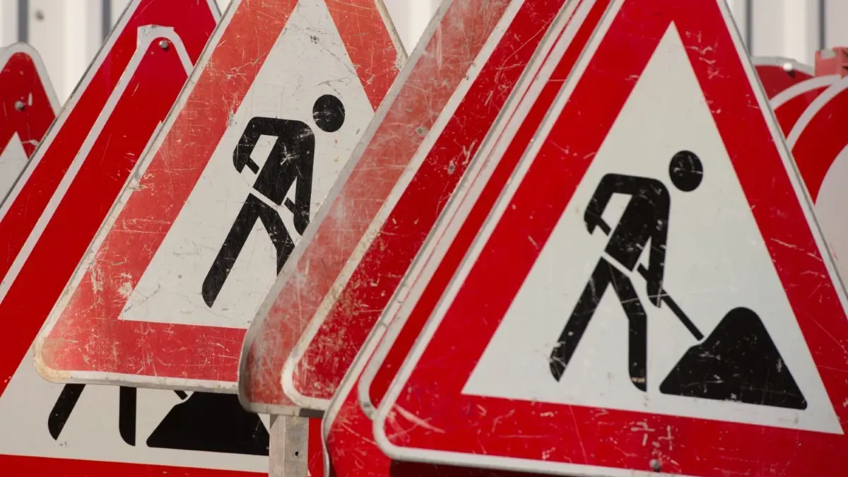 Eine Baustelle sorgt derzeit auf der Ortsdurchfahrt von Glienicke für Verkehrseinschränkungen. (Symbolbild)
ARCHIV - ILLUSTRATION - Verkehrsschilder für eine Baustelle stehen am 17.03.2014 in Stuttgart (Baden-Württemberg) hintereinander. Nach Ansicht des NRW-Verkehrsministers Wüst ist der Ärger staugeplagter Autofahrer über vermeintlich brach liegende Baustellen nicht auf Fachkräftemangel im Bau zurückzuführen. (zu dpa «Minister Wüst: Dauerbaustellen in NRW nicht wegen Fachkräftemangels») Foto: Sebastian Kahnert/dpa +++(c) dpa - Bildfunk+++