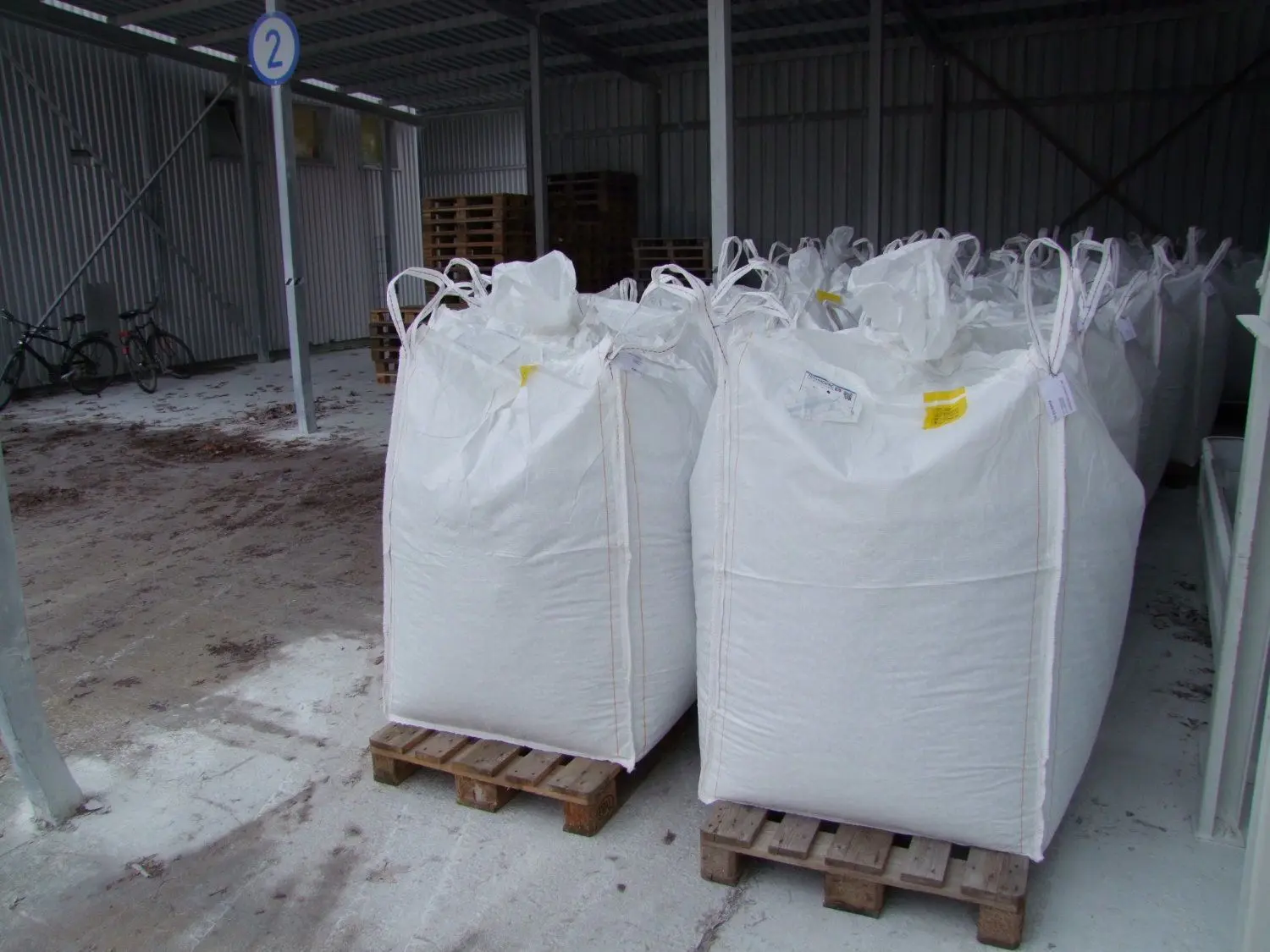 Hier warten Big-Bags, mit je rund 900 Kilogramm gefülltem Kaolin-Granulat abgepackte Riesentaschen, auf den Abtransport per Lastwagen.