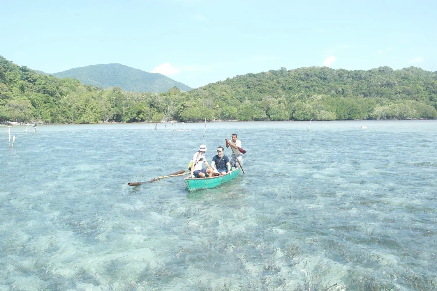 Ein Foto aus dem Tropenparadies: René Kömpel (l.) setzt bei Ebbe mit einem Touristen zum Fischerboot über. In Indonesien hat er individuelle Tourpakete für Urlauber angeboten.