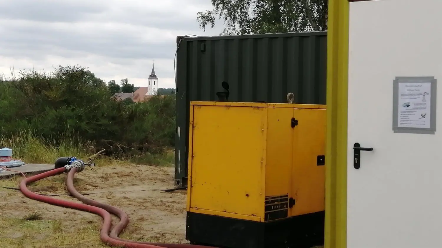 Archivfot – Pumpversuche aus einem Brunnen bei Schöna stimmen Beteiligte zuversichtlich. Weitere Brunnen sollen reaktiviert werden. Das ist aber keine Dauerlösung.