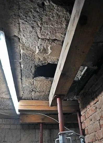 Die Keller-Kassettendecke ist schwer in Mitleidenschaft gezogen.