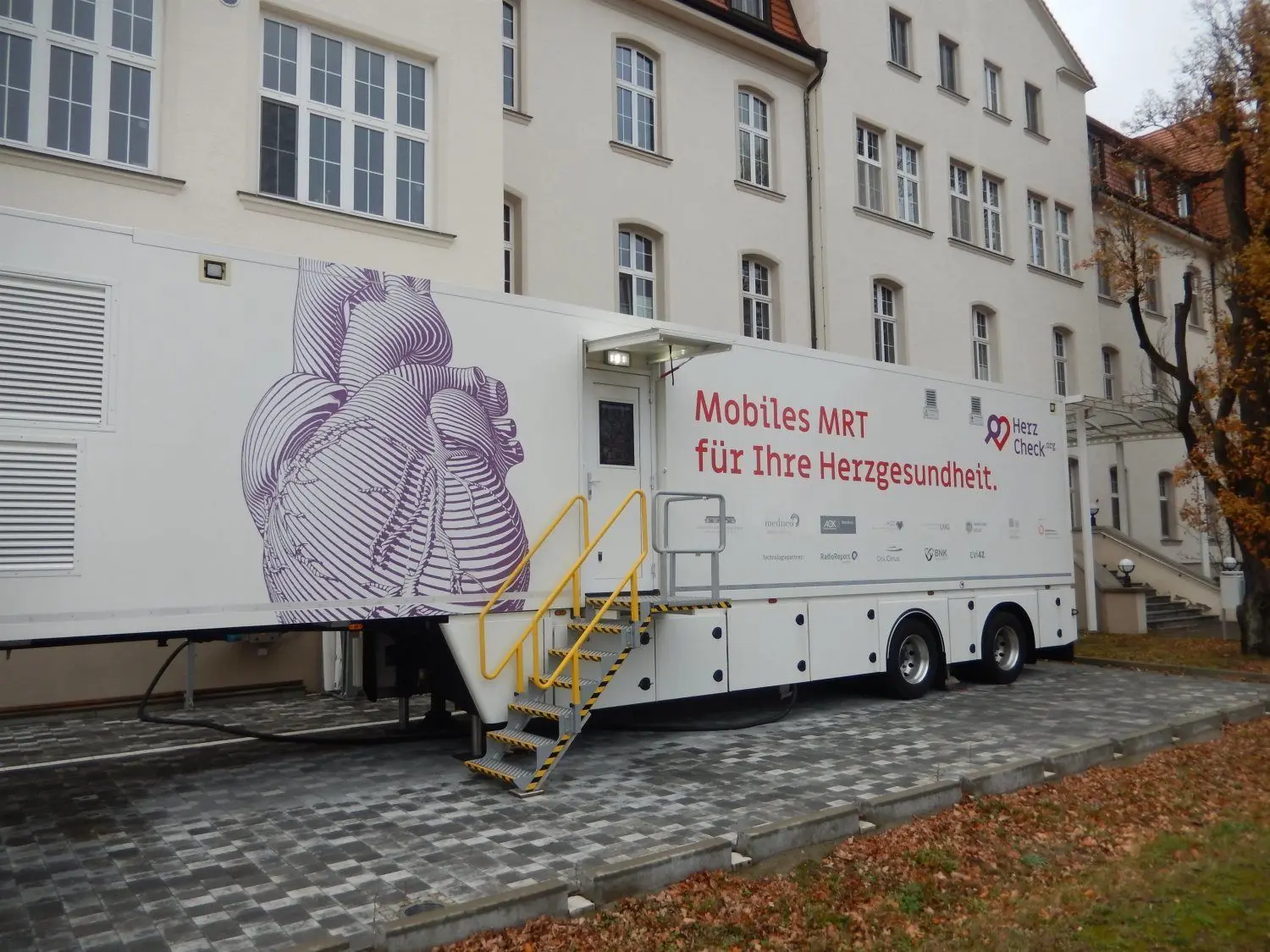 Das mobile MRT vor dem Lausitz Klinikum Forst.