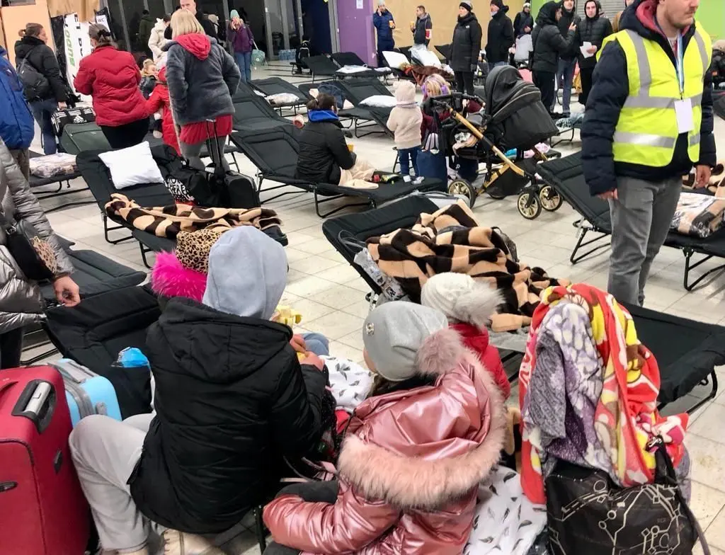 Notdürftige Unterbringung in einem früheren Supermarkt: Flüchtlinge an der polnisch-ukrainischen Grenze.