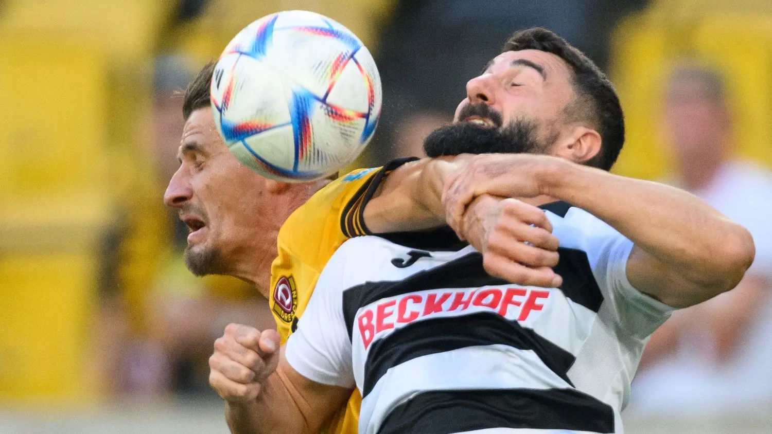 Stefan Kutschke von Dynamo Dresden (links) und Daniel Mikic liefern sich hier einen rassigen Luftkampf um den Ball.