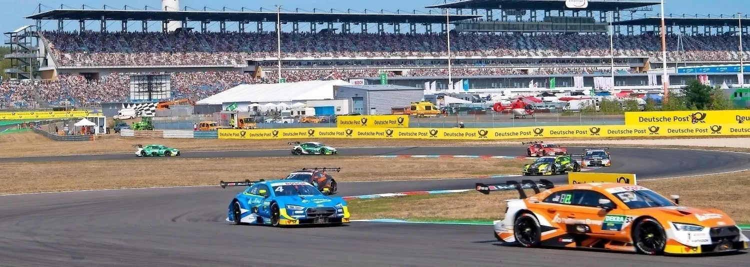 Die große Haupttribüne am Lausitzring in Klettwitz war an beiden Renntagen gut gefüllt. Etwa 60 000 Zuschauer kamen zum DTM-Wochenende. ⇥
