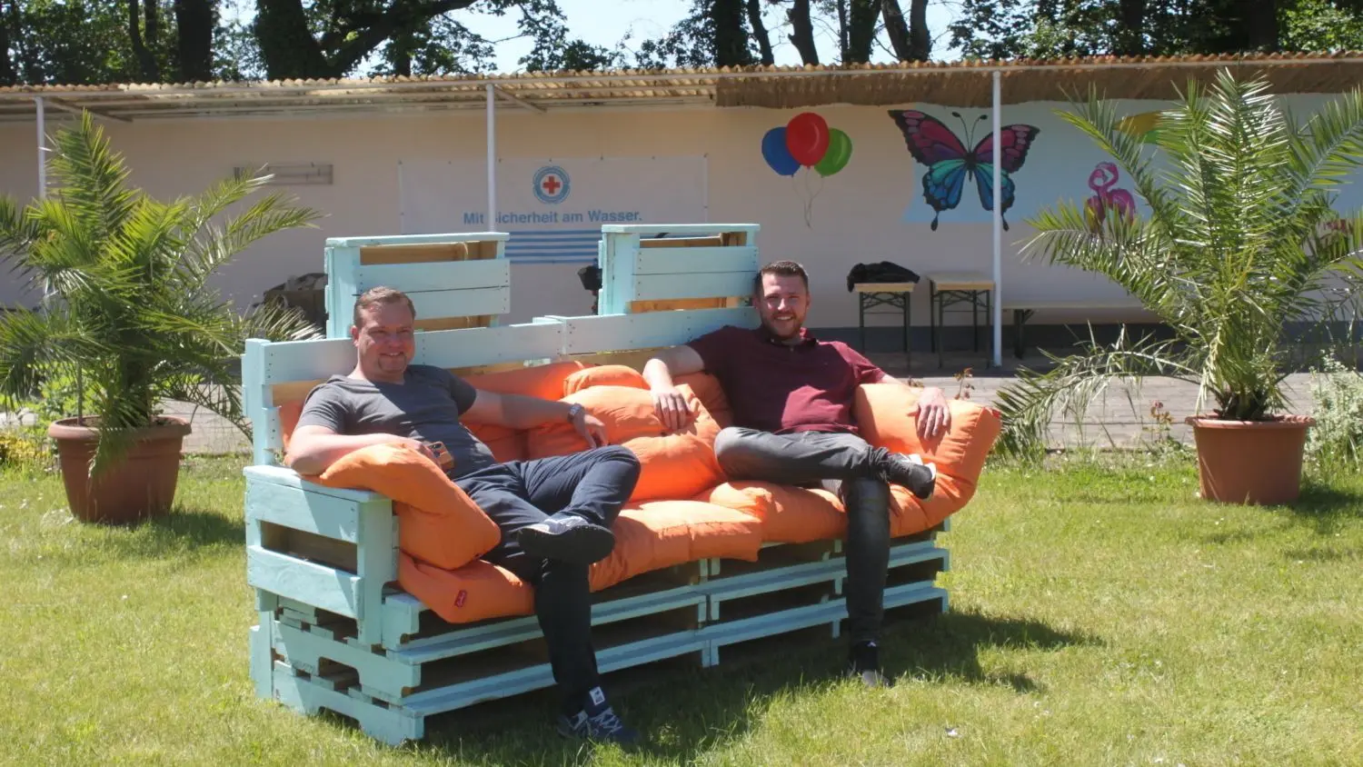 Der Bauhof hat für das Freibad in Herzberg Sitzmöbel aus Paletten gebaut. Michael Schmidt (l.) und Facility Manager Max Claußner haben sie aufgestellt und schon mal ausprobiert