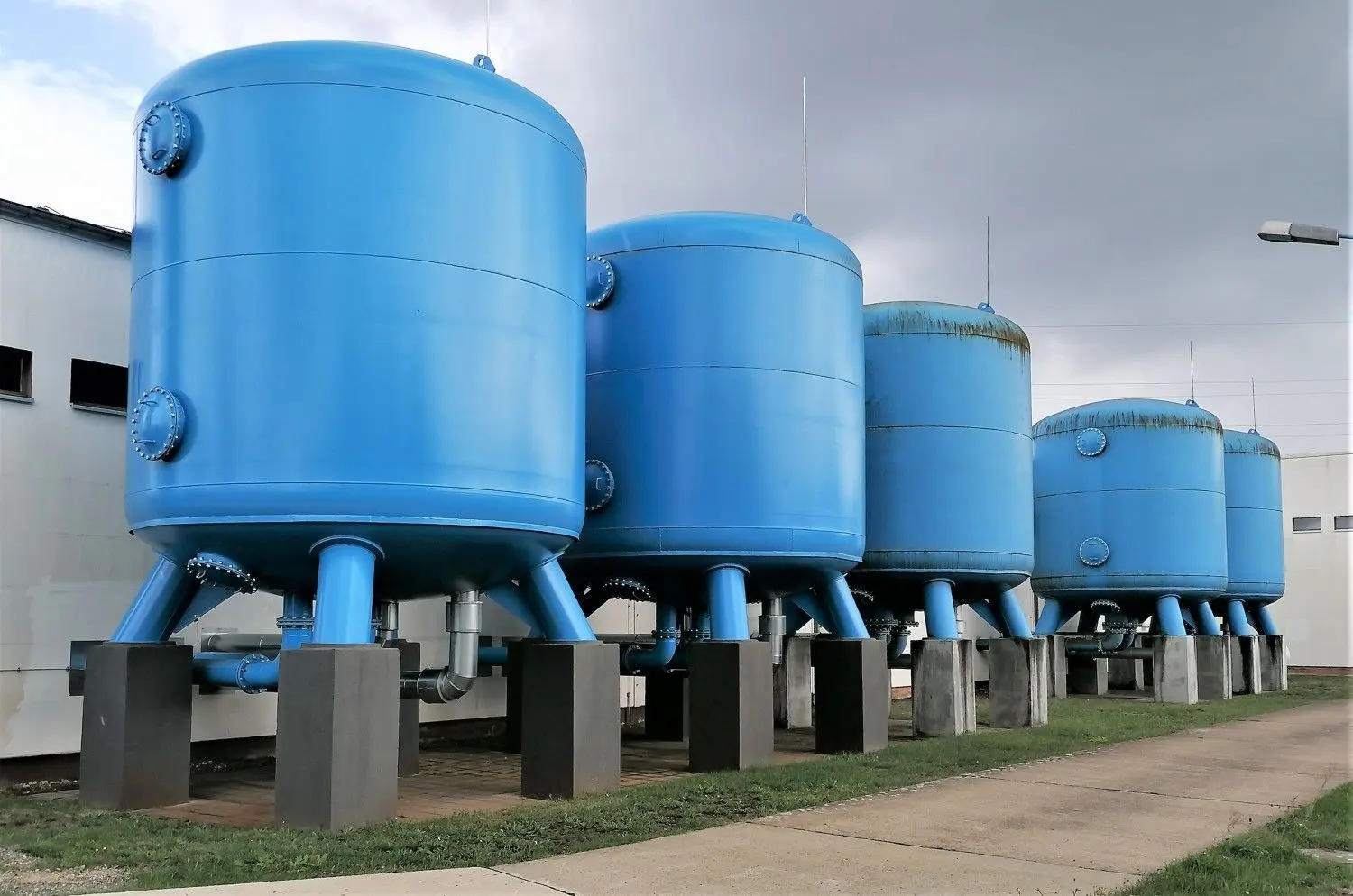 Auf dem Gelände des Wasserwerkes stehen elf dieser großen Filterbehälter. Drei filtern Mangan aus dem Trinkwasser und acht Eisen.