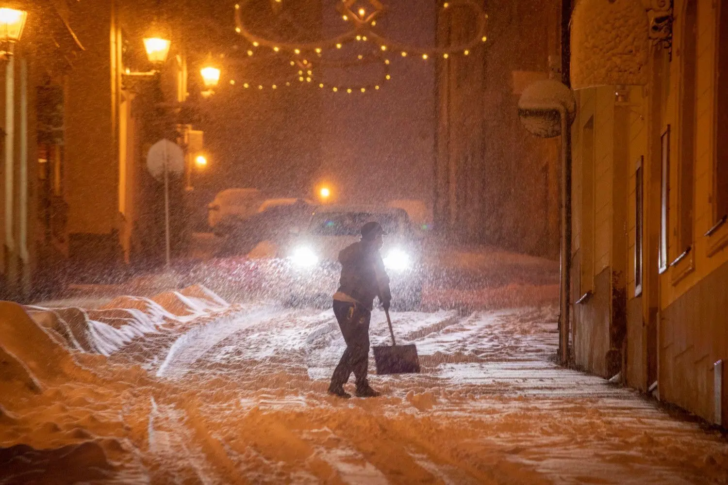 Mehr Schnee in Sachsen: In Annaberg-Buchholz im Erzgebirge ist in der Nacht zum 23. Januar 2021 viel Neuschnee gefallen.