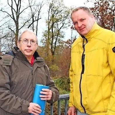 Horst Oderwald (l.) und Bäckermeister Bernd Anders sind vom Grundwasserwiederanstieg in der Schlosssiedlung in Lauchhammer-West betroffen.⇥