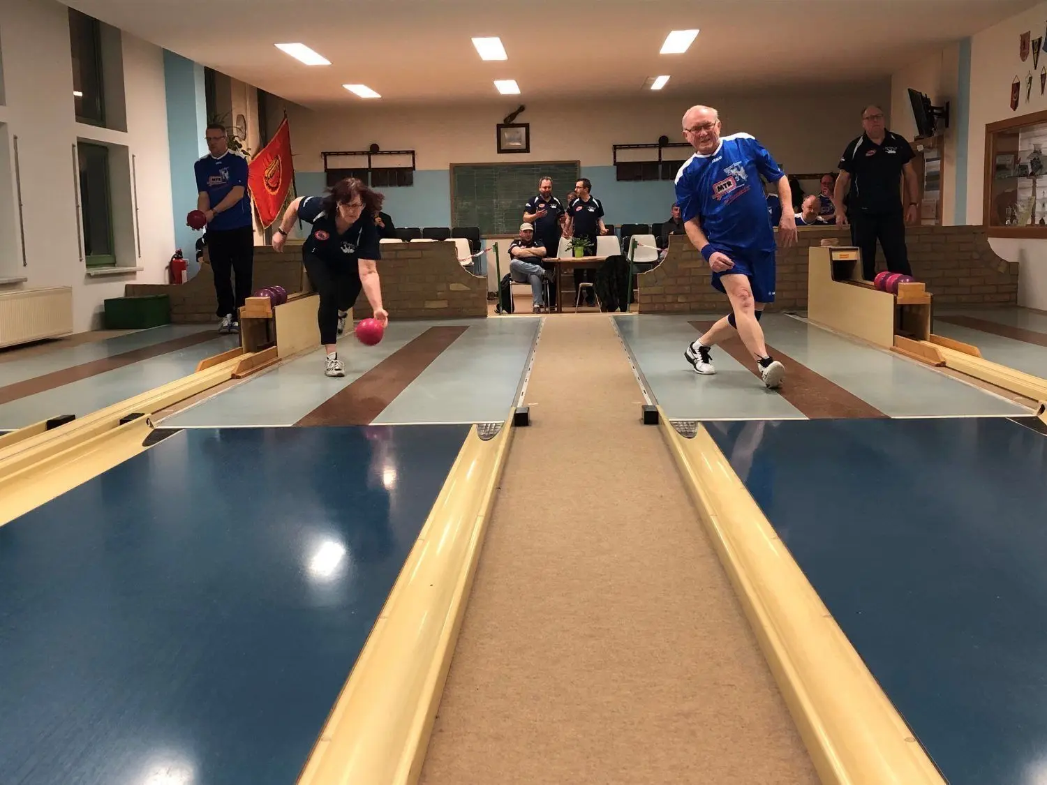 In Eisenhüttenstadt bowlen in zwei Gruppen jeweils drei Kegler gegen drei Bowler auf insgesamt vier Bahnen.