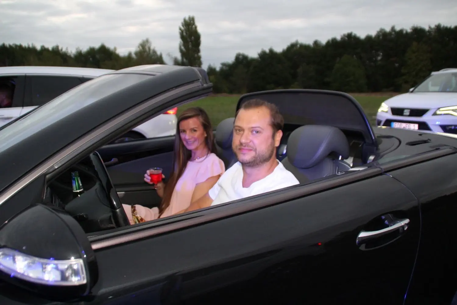 Maik und Madeleine aus Schwarzheide erlebten die Vorstellung in ihrem Cabrio. Das war an diesem lauen Spätsommerabend ein extra Vergnügen.
