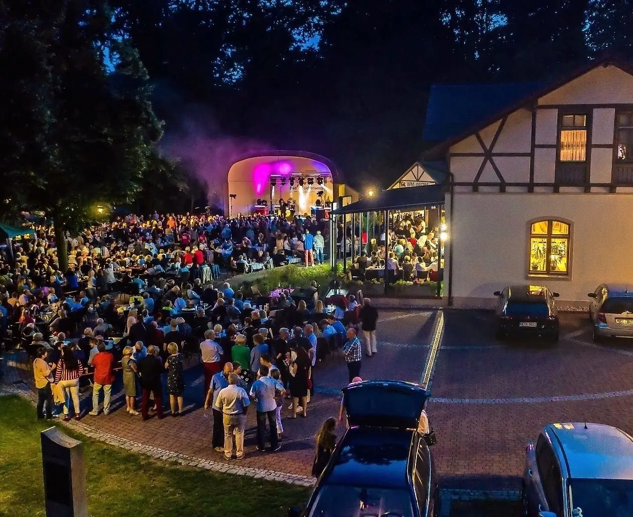 Kaisermania mit Roland-Kaiser-Double Steffen Heidrich im Kurpark Bad Liebenwerda. ⇥