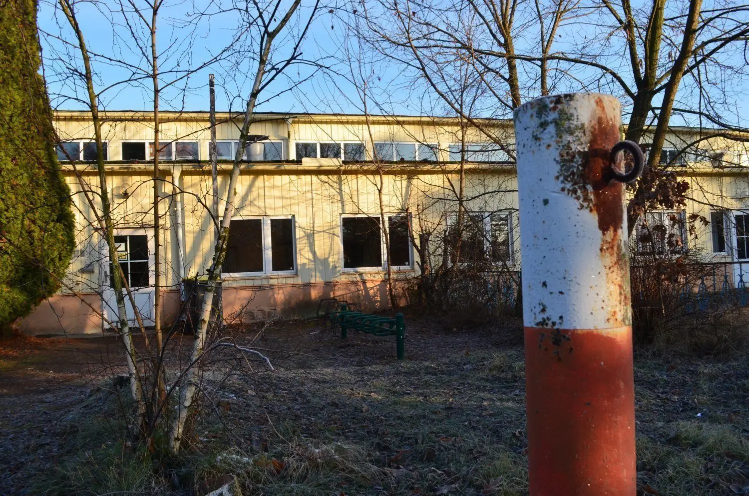 Die Turnhalle Am Bad gehört zur einstigen Laubuscher Grundschule, die wenige hundert Meter entfernt ist. Für den SV Laubusch ist es die zentrale Halle im Ort.