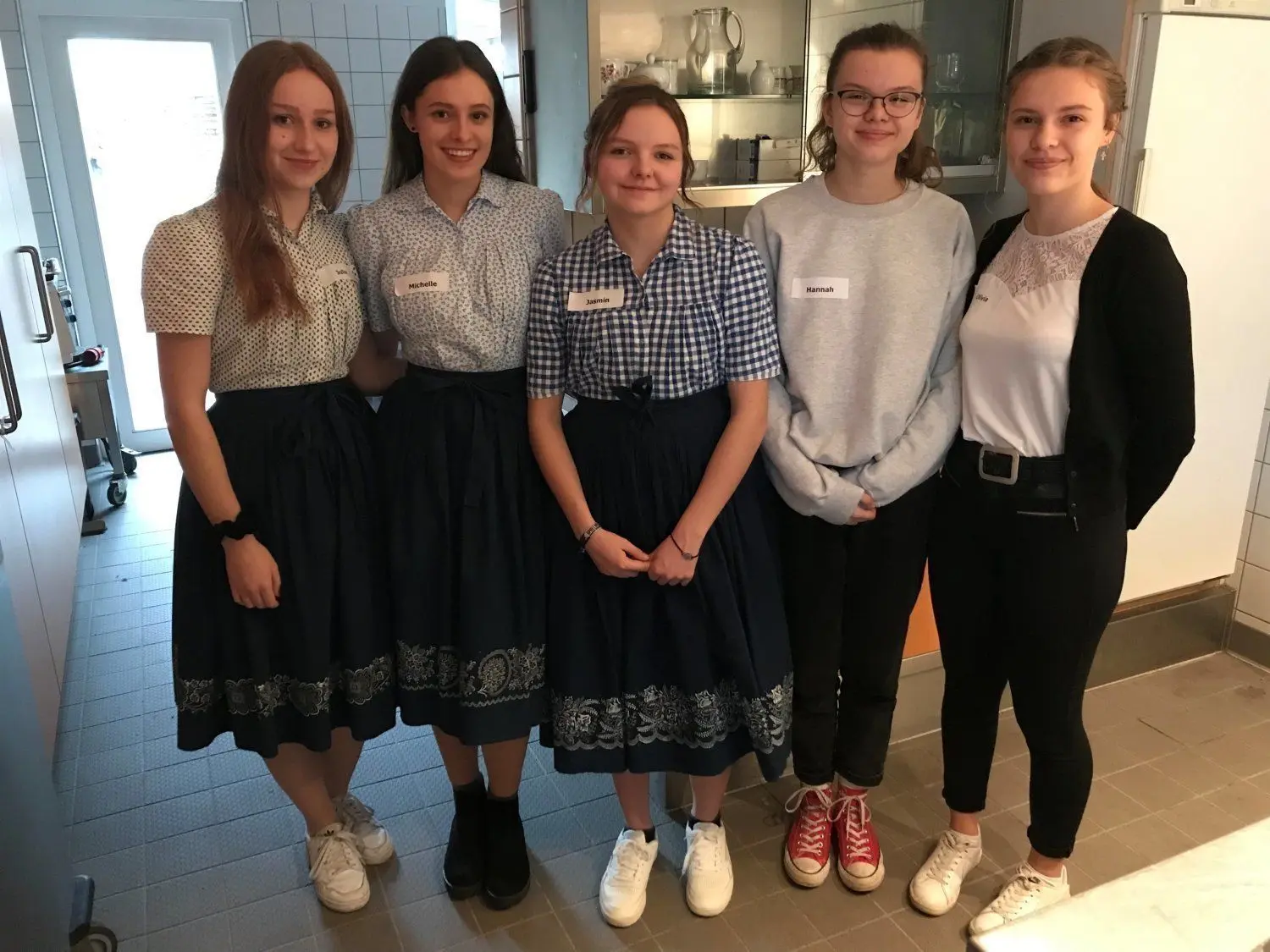 In sorbischer Arbeitstracht wirbeln Julia, Michelle und Jasmin duch die Reihen der Senioren, die sich zum Tanzcafé im Niedersorbischen Gymnasium eingefunden haben. Zusammen mit Hannah und Olivia gehören sie zum Service-Team.