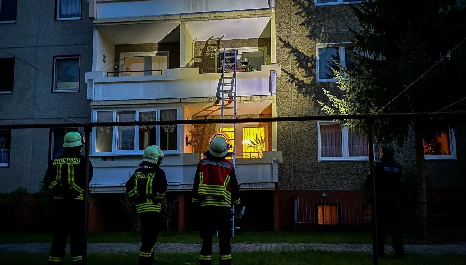 In einem Wohnblock in der Goethestraße in Bad Liebenwerda hatte ein Bewohner bemerkt, dass der Nachbar nicht mehr zu sehen und zu hören ist. Feuerwehr, Polizei und Rettungsdienst fanden ihn tot in der Wohnung.