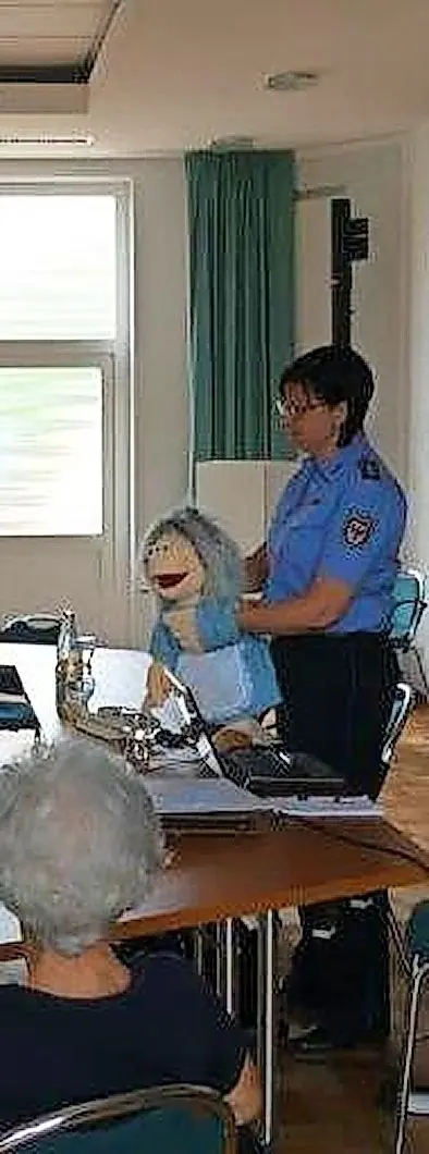 Polizeihauptkommissarin Sandy Feige, die Leiterin des Sachgebietes Prävention .in der Polizeiinspektion Oberspreewald-Lausitz, gibt Oma Inge Schmidt eine Stimme. Mit der Puppe, die bundesweit Furore macht, werden Senioren geschult.