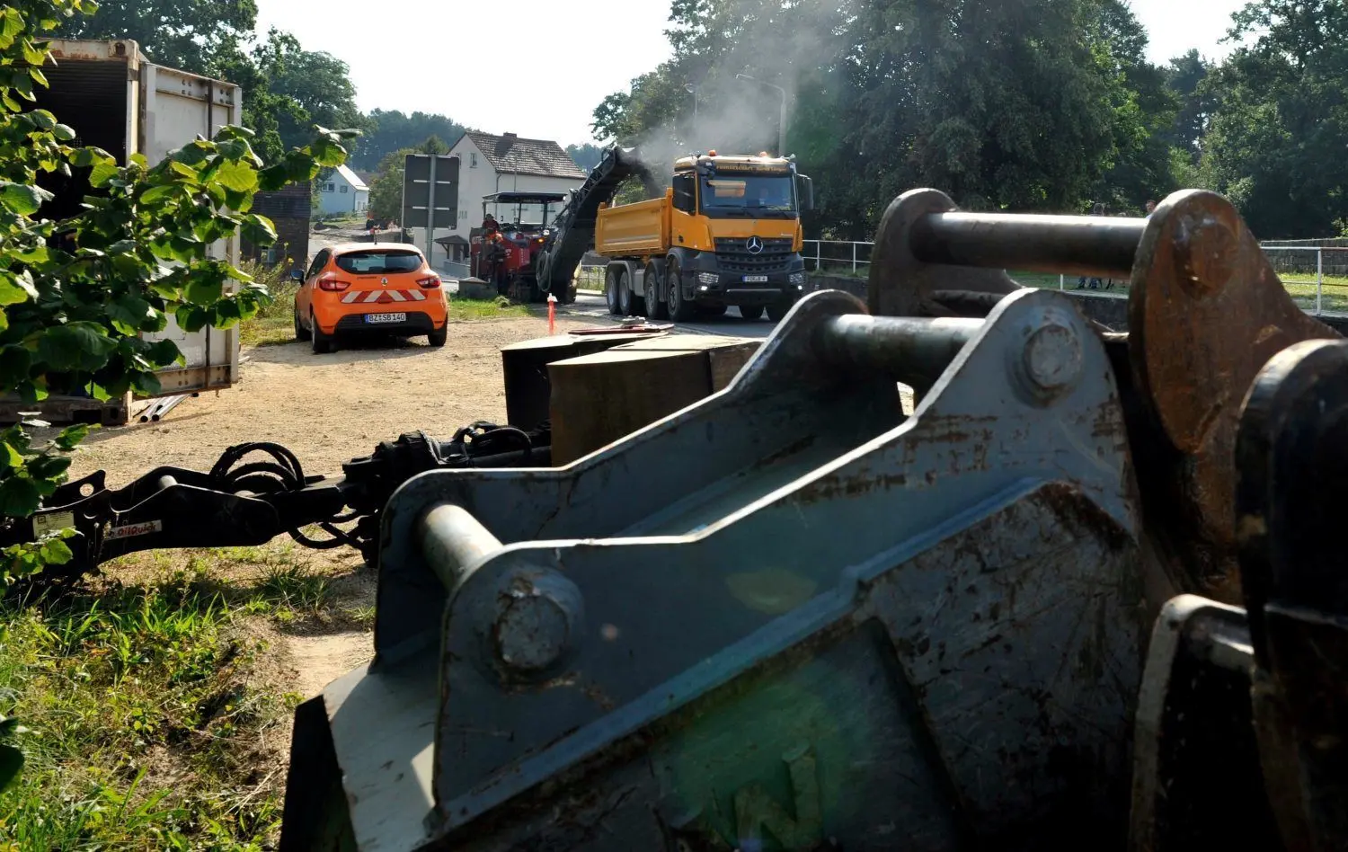 Die Ortsdurchfahrt in Sagar ist Baustelle. Die Straße wurde als erstes abgefräst.