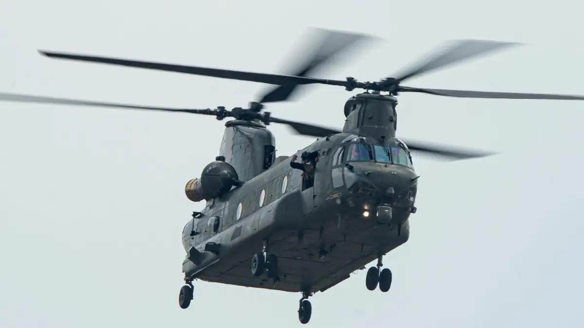 Mehrere Helikopter vom Typ CH-47 Chinook sind über Eisenhüttenstadt gesichtet worden. Das ist bekannt.
Ein CH-47 Chinook der British Royal Airforce fliegt auf der Internationalen Luft- und Raumfahrtausstellung (ILA). Die Luftfahrtausstellung auf dem Flughafen Schönefeld ist vom 22.06. - 26.06.2022 geöffnet. +++ dpa-Bildfunk +++