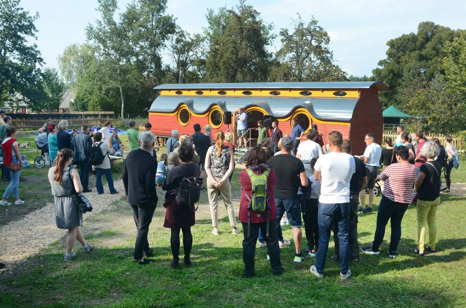 Vor ein paar Tagen ist der Waldkindergarten im Calauer Ortsteil Settinchen offiziell eröffnet worden. Noch in dieser Woche soll die Betriebserlaubnis eintreffen und dann auch schon die ersten Kinder ab einem Alter von drei Jahren bis zum Schuleintritt.