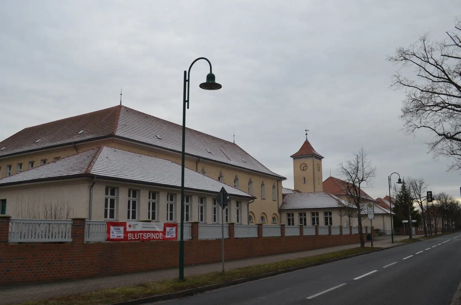 Die frühere Lautaer Nordschule in der Straße der Freundschaft wird nur zu einem kleinen Teil genutzt. Das Gemeinwesenzentrum hätte Kita-Standort werden können. Doch Verwaltung und Stadtrat winken ab.