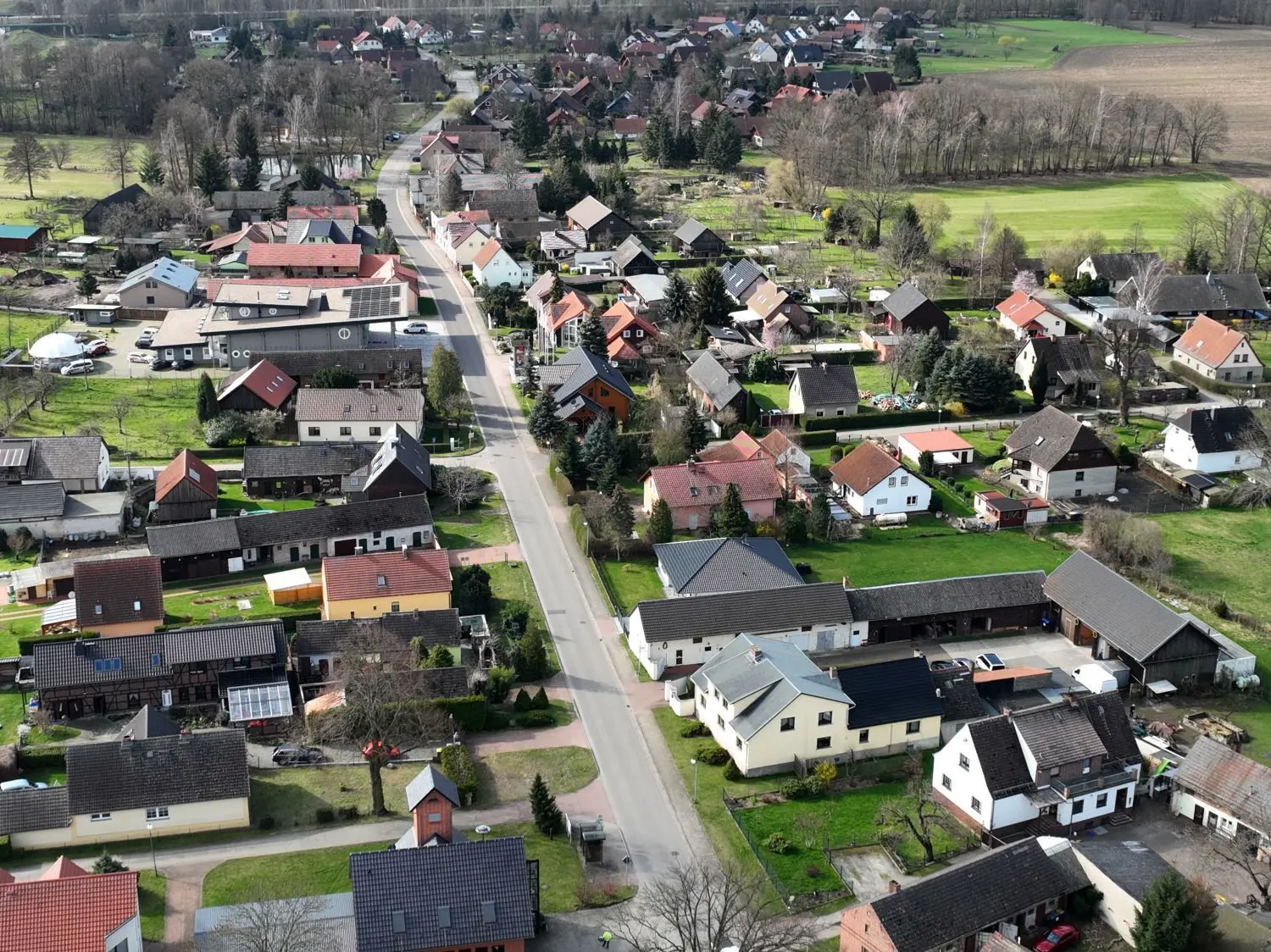 Beschauliches Örtchen bei Cottbus: eine Luftaufnahme von Maust in der Gemeinde Teichland.