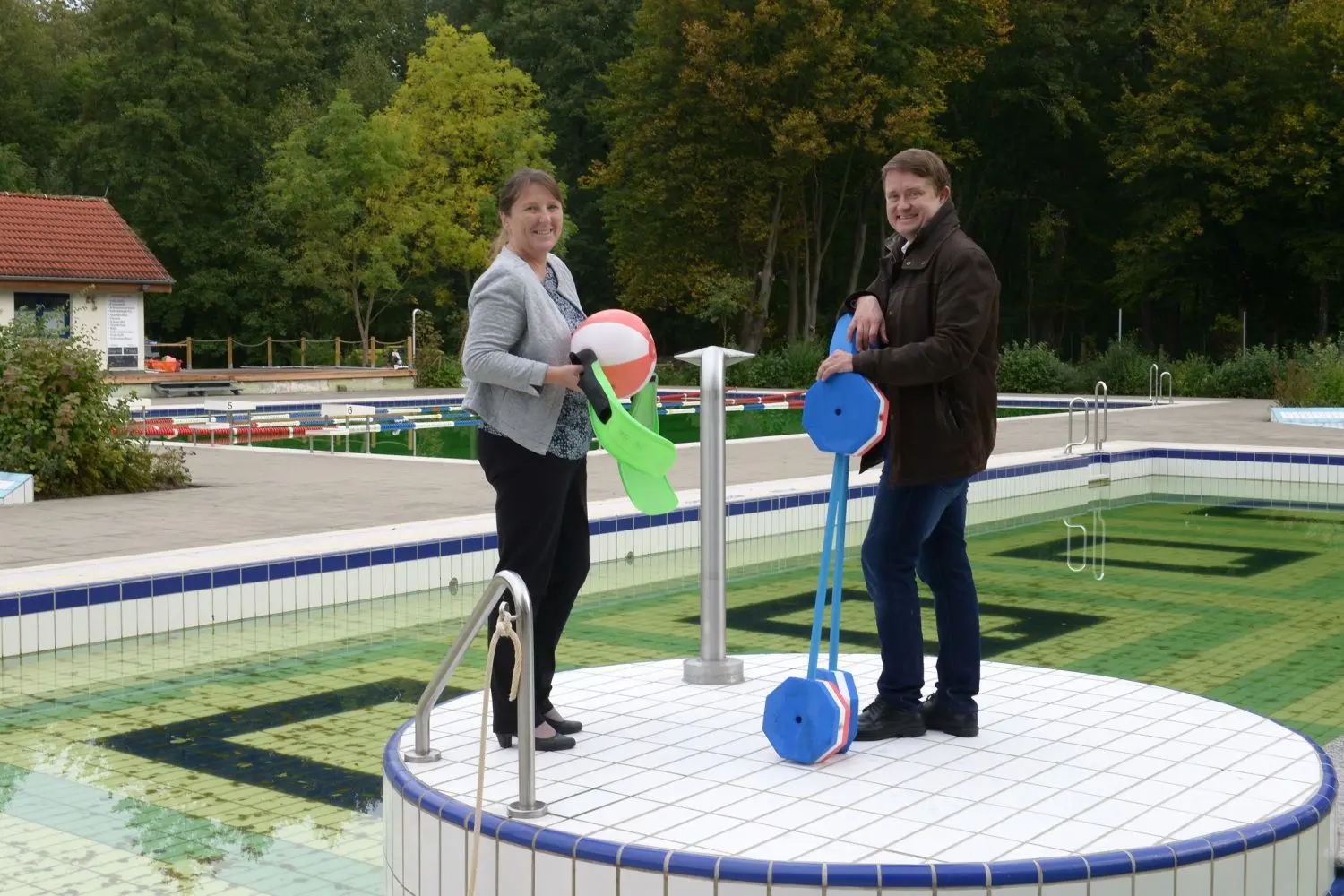 Sie haben Ortrands Stadtbad in eine neue wasserdichte Zukunft geführt: Schatzmeisterin Juana Pruntsch-Zieger und Niko Gebel, der als Bürgermeister zugleich auch der Kapitän der Wassersportgemeinschaft ist. Das Freibad ist ein tolles Beispiel für bürgerschaftliches Engagement in Ortrand. ⇥