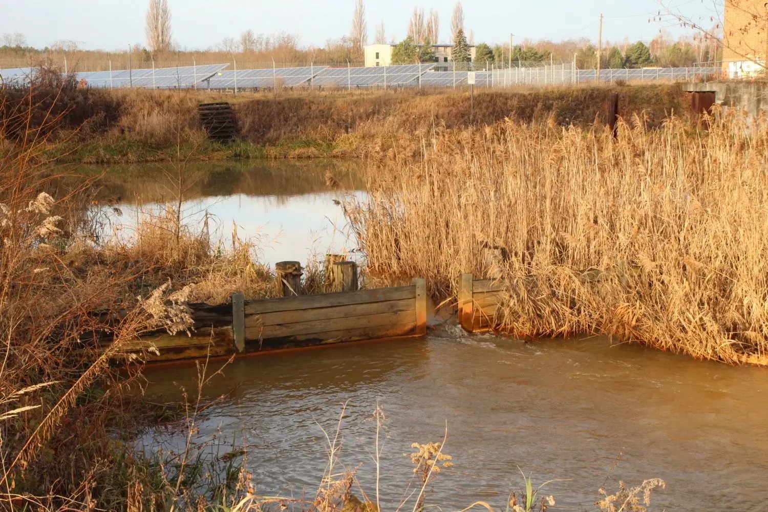 Das Schlauchwehr hat eine Fischaufstiegsanlage, die für große Fische zu klein ist.