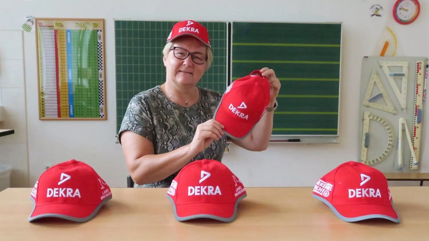 Schulleiterin Christiane Zeiger mit den roten Mützen für die 53 Erstklässler in Calau.