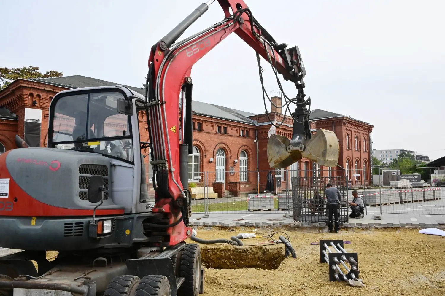 Am Nordausgang des Cottbuser Bahnhofs soll eine mehr als neun Meter hohe Stele aufgestellt werden. Hier wird das dafür nötige Fundament vorbereitet.