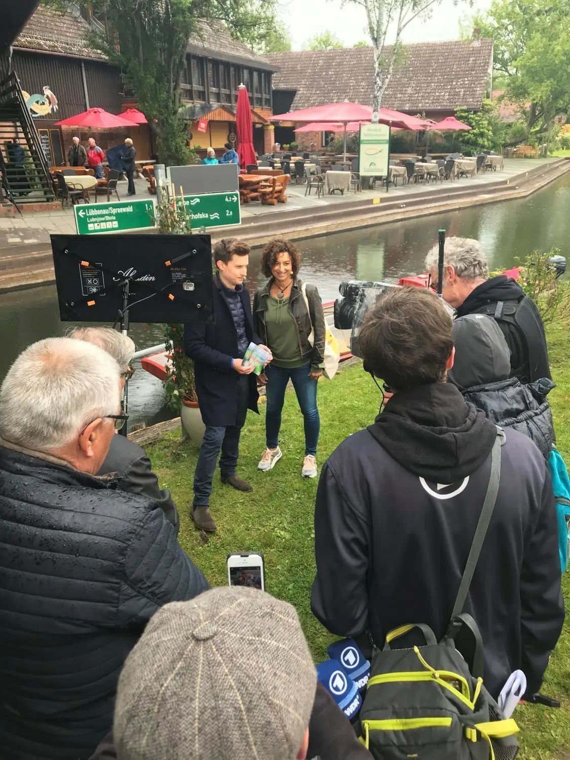 Isabel Varrell (mitte rechts) und Tim Schreder (mitte links) stehen in Lehde für das ARD-Magazin "Live nach neun" vor der Kamera. Thema waren natürlich Kähne und Trachten.
