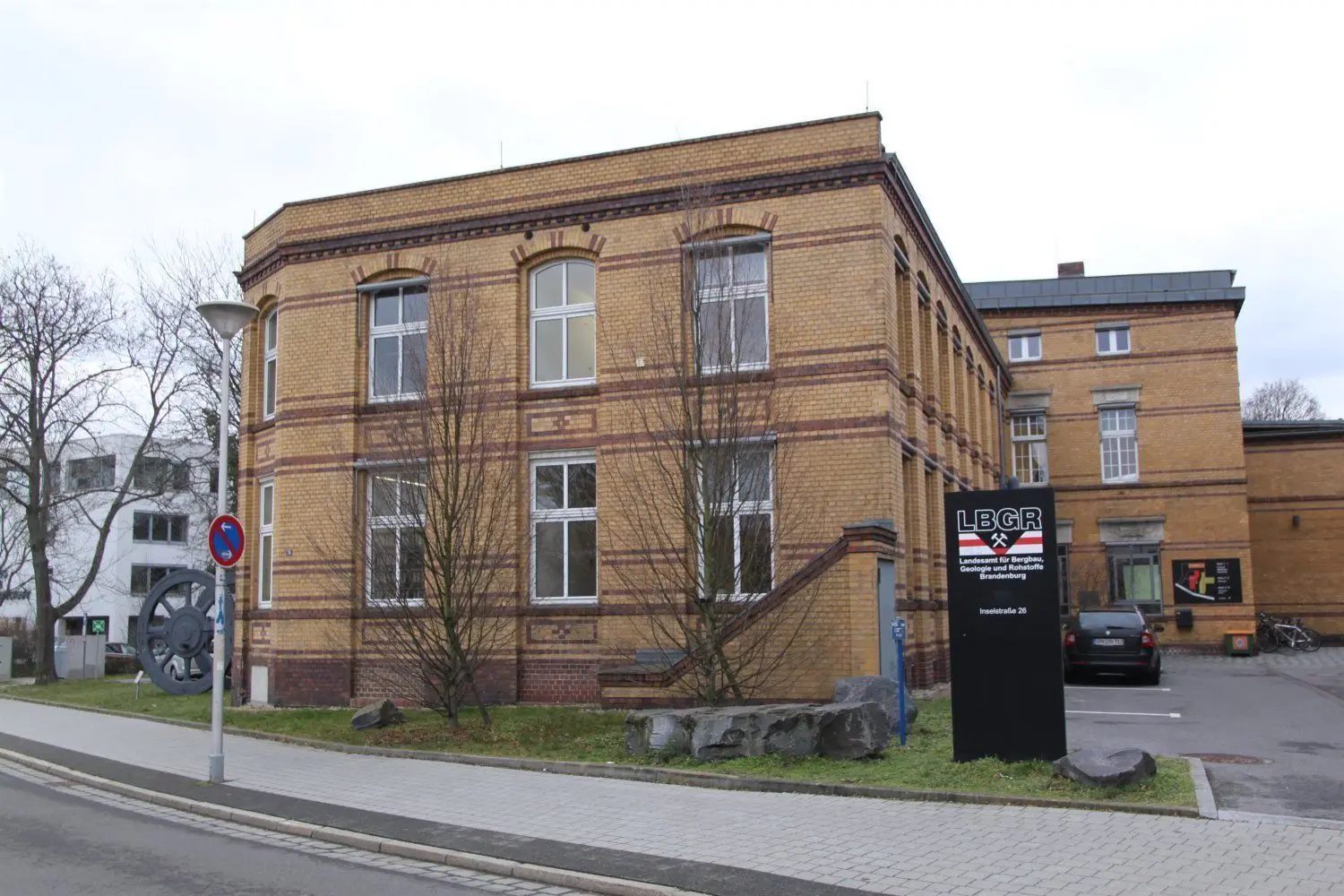 Tatort Landesbergamt in der Inselstraße: Der Angeklagte soll im Frühling 2018 gemeinsam mit mehreren Mittätern mehrmals über Toilettenfenster in das Gebäude eingedrungen sein. Entwendet wurden Fahrzeugpapiere, -schlüssel und ein Mercedes im Wert von 35 000 Euro. Er soll eine Geldkassette sowie eine Tasche mit Tankkarten und Zulassungsscheinen gestohlen haben.