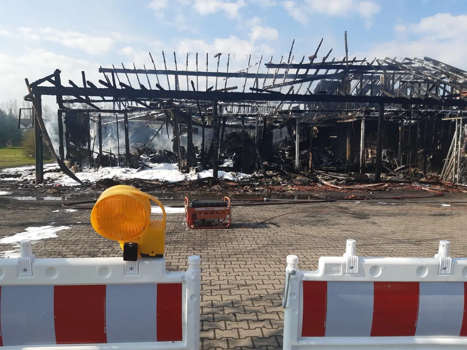 Der bisherige Firmensitz war bei einem Brand in der Nacht zum 8. Mai komplett zerstört worden.