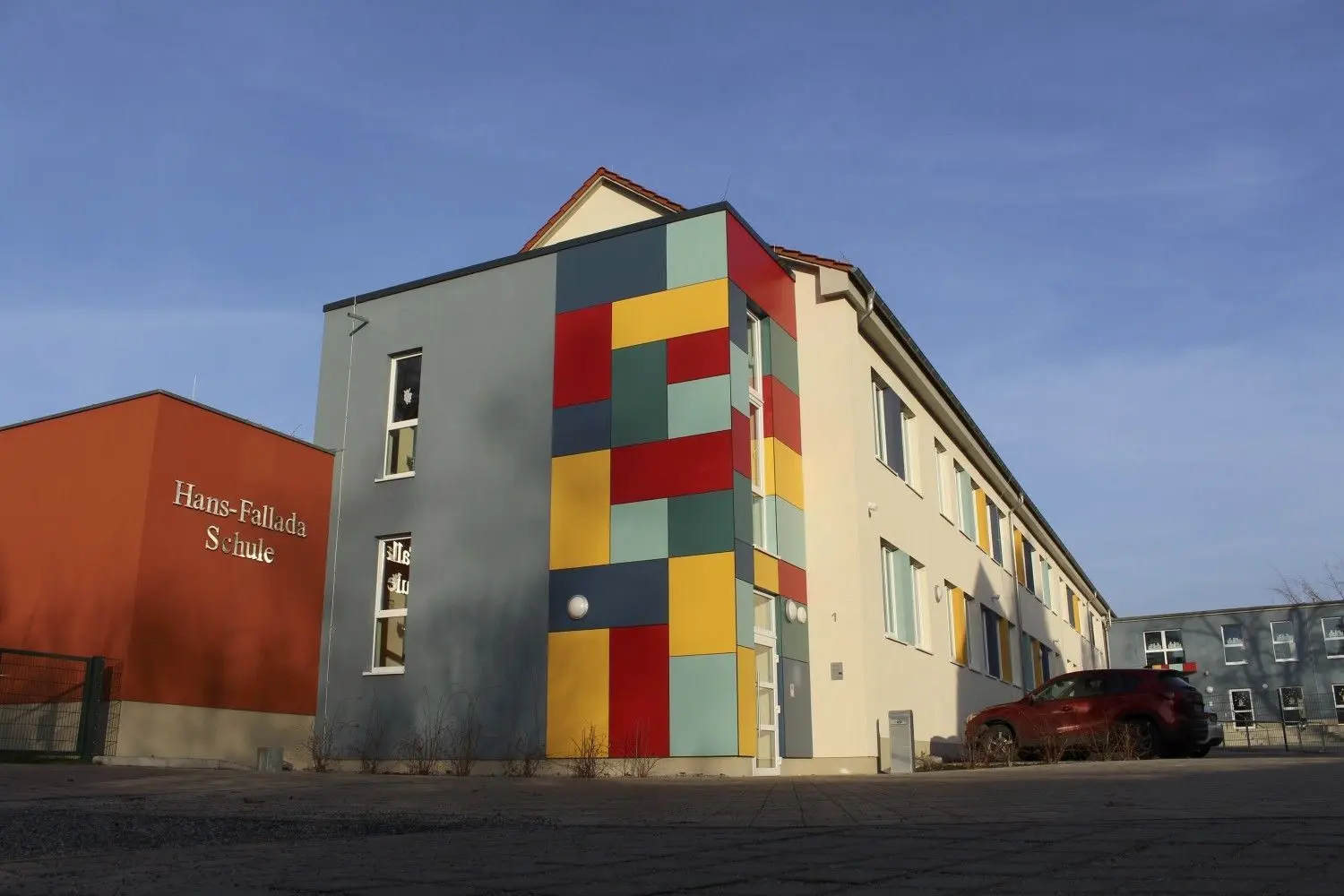 Blick auf die Hans-Fallada-Schule in Rietschen. Der Umbau und die Sanierung des ehemaligen Mittelschulgebäudes hat rund 3,5 Millionen Euro gekostet. Eines von vielen Bauprojekten, die Dieter Peschel mit zu verantworten hatte.