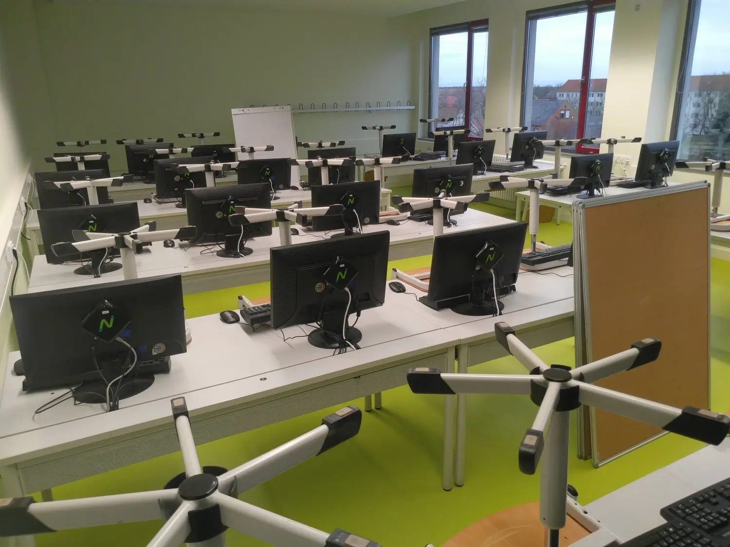 Der neu gestaltete PC-Raum mit grünen Fußböden, die sich durch alle modernisierten Räume ziehen. Neu eingerichtet wurden auch ein Informatik- und Arbeitslehre-Raum sowie ein Sonderpädagogikbereich.