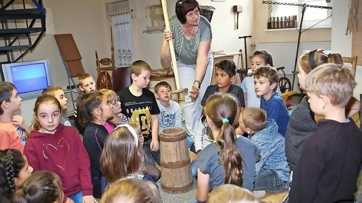 Museumspädagogin Romy Walther vermittelt den Grundschülern Wissen zum Projekt Leben früher und heute. ⇥
Museumspädagogin Romy Walther (Mitte) vom Spremberger Museum vermittelt den Grundschülern von der Christoph-Kolumbus-Grundschule Cottbus interessantes Wissen zum Projekt „Leben früher und heute“, hier im Turmbereich des Spremberger Schlosses;